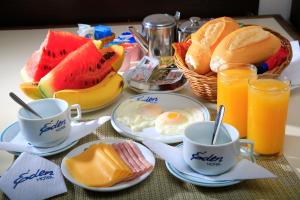 里约热内卢Eden Hotel (Adults Only)的餐桌上摆放着早餐食品和饮料