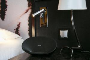 巴黎赛泽酒店的一间卧室配有桌子和床头灯