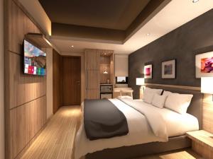 新山Grand Hallmark Hotel - Johor Bahru的一间卧室配有一张大床和电视
