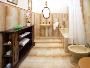 恩波利Villa Antiche Mura的浴室配有盥洗盆、卫生间和浴缸。