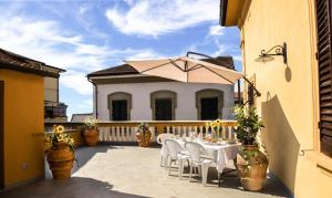 恩波利Villa Antiche Mura的一个带桌子和遮阳伞的庭院