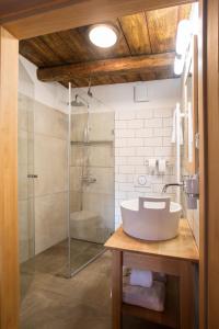什特兰贝尔克ANTIK的一间带水槽和淋浴的浴室
