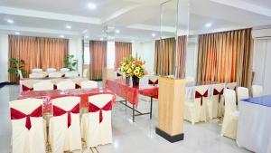 丹戎槟榔Bintan Lumba Lumba Inn Hotel的一间会议室,配有长桌和白色椅子