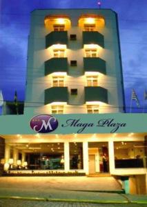 帕尔杜河畔圣若泽MAGA PLAZA HOTEL的前面有标志的大建筑