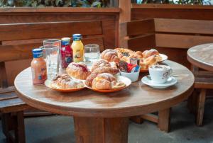 CoriBed & Breakfast Le Piazze的一张桌子,上面放着糕点盘和饮料