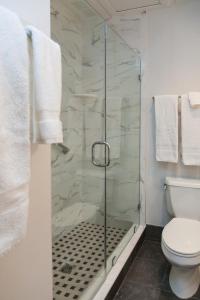 查尔斯顿约翰拉特利奇楼酒店的浴室设有玻璃淋浴间和卫生间
