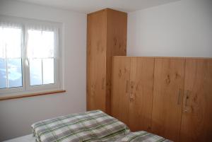贝特默阿尔卑Chalet Foresta的一间卧室配有床、橱柜和窗户