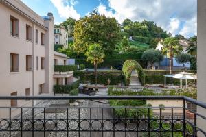 科内利亚诺Hotel Canon d'Oro的从大楼的阳台上可欣赏到花园景色