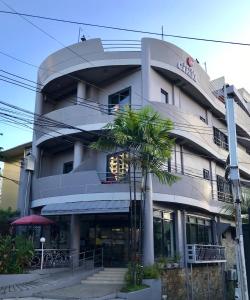 宿务Hotel Capada的前面有棕榈树的建筑