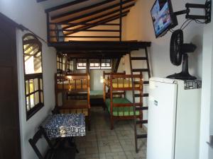 卡波布里奥Vila do Sossego的一间设有椅子和冰箱的房间
