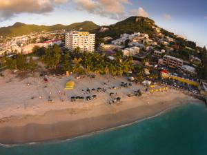 辛普森湾Atrium Beach Resort and Spa St Maarten a Ramada by Wyndham的一群人从空中欣赏海滩美景