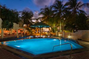 辛普森湾Atrium Beach Resort and Spa St Maarten a Ramada by Wyndham的夜间在度假村的一个大型游泳池