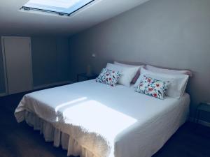 马里纳迪马萨Cocciopestorooms的卧室配有带枕头的大型白色床
