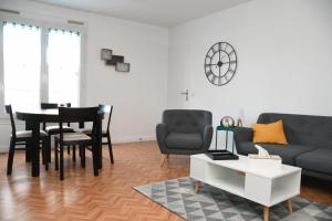 沙托鲁Appartement Le Grand Parc的客厅配有沙发和桌椅