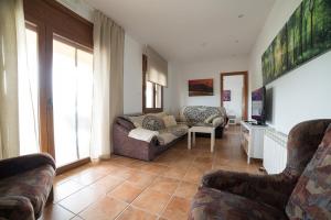 La AmetllaCan Gual的客厅配有两张沙发和一张沙发