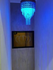 圣塞韦罗Le Cale' B&B的挂在墙上的蓝吊灯,挂着一张照片