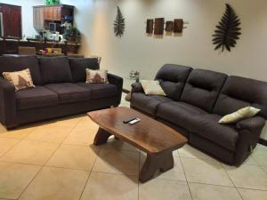 普拉亚弗拉明戈Oceanica Resort Flamingo的客厅配有两张沙发和一张咖啡桌