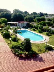 莱波拉诺Villa lilly的享有庭院游泳池的顶部景色