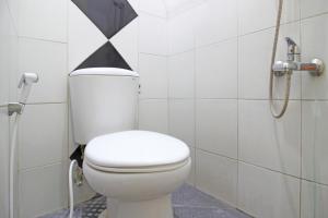 日惹RedDoorz near Terminal Condong Catur的浴室设有卫生间,墙上拥有黑白三角形。