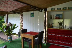 莫雷阿Te Fare Hinahei的配有桌椅和厨房的房间