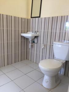 CarlesSe San Beach Resort-Isla de Gigantes的一间带卫生间和水槽的浴室