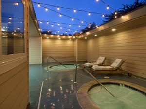 坎布里亚坎布里亚兰丁套房酒店 的庭院设有按摩浴缸和灯光