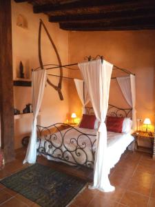赫里卡La Casa Mora的一间卧室配有床和窗帘