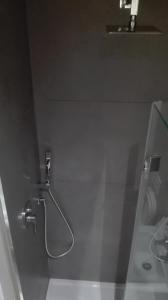 马里纳迪马萨Cocciopestorooms的一间带淋浴的浴室,墙上装有软管