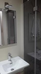 马里纳迪马萨Cocciopestorooms的浴室设有白色水槽和镜子