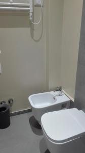 马里纳迪马萨Cocciopestorooms的浴室配有白色卫生间和盥洗盆。