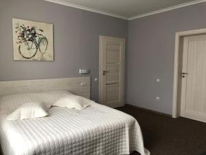 亚列姆切Shutka home spirit的卧室配有一张床,墙上挂着自行车