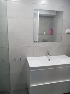 马德里WindRose 0的白色的浴室设有水槽和镜子