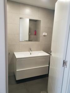 马德里WindRose 0的浴室设有白色水槽和镜子