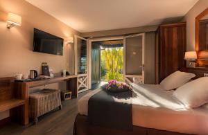 圣勒伊洛哈海景酒店的酒店客房设有一张床和一个大窗户