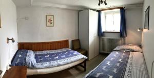 阿罗萨Chalet Waldesruh 3 Zimmerwohnung的带窗户的客房内设有两张单人床。