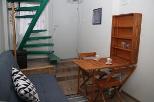 普罗夫迪夫Charming studio in the city center的客厅设有桌子和绿色楼梯。