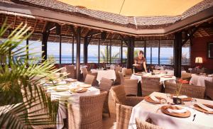 伊洛哈海景酒店餐厅或其他用餐的地方