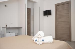 圣维托罗卡波Rais的酒店客房,配有带毛巾的床