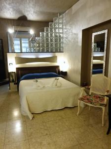 罗马波波罗广场图阿公寓的卧室配有一张白色的大床和一张桌子