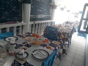 马埃岛蓝色城堡旅馆的餐桌上放有食物盘子的桌子