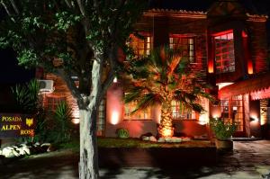 维拉卡洛斯帕兹波萨达阿鹏洛斯纽旅馆的前面有棕榈树的建筑