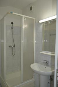 克卢日-纳波卡Kollege Hostel的带淋浴和盥洗盆的浴室