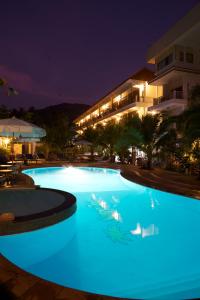 涛岛涛岛泰安度假酒店的大楼前方的大型游泳池,有蓝色的灯光