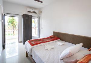 阿贡达De Lavender Luxury sea view Guest Houses的一间卧室配有一张带白色床单的床和一扇窗户。