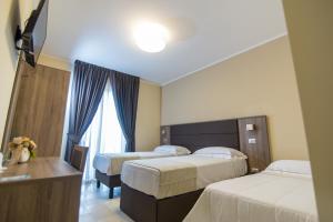 切里尼奥拉B&B Dimmito的酒店客房设有两张床和窗户。