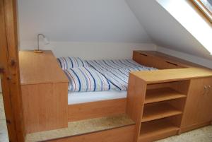 宁布尔克幽斯塔瑞豪拉贝公寓式酒店的一间卧室配有一张带木桌的床