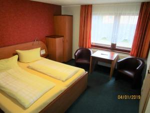 布尔格Pension Willischza的酒店客房设有一张床、一张书桌和窗户。