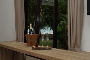 哈林海滩Aquavana Haad Rin Resort的配有一瓶葡萄酒和两杯酒的柜台
