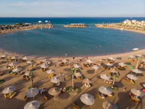 赫尔格达沙漠玫瑰度假村 的享有海滩的空中景致,配有遮阳伞和海洋