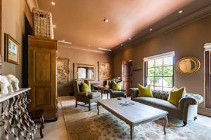 斯泰伦博斯兰兹拉卡酒店加Spa的客厅配有沙发和桌子